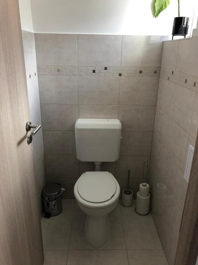 Varosi Menedek *