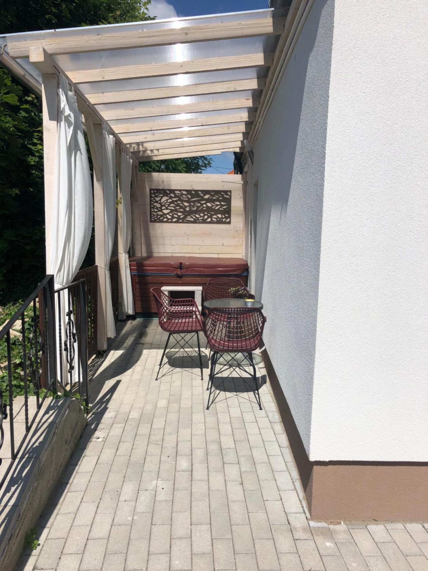 Varosi Menedek דירה