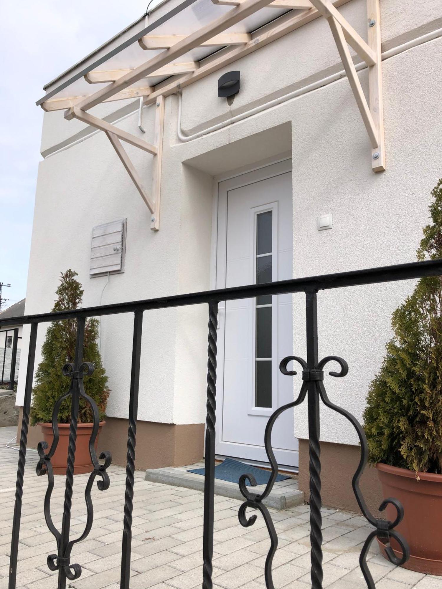 Varosi Menedek
